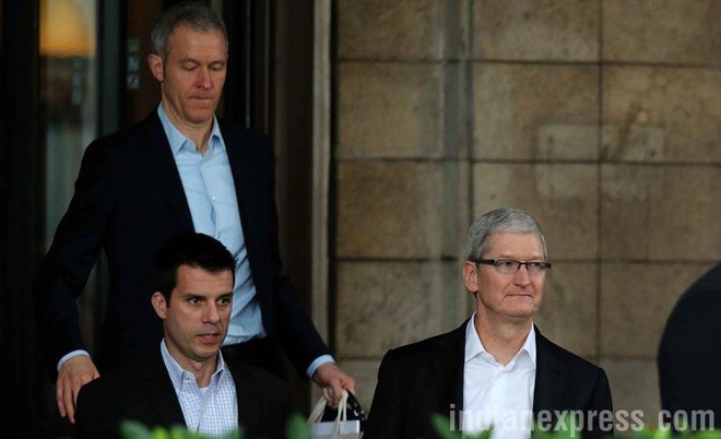 Việc Jony Ive rời đi hé lộ CEO tiếp theo tại Apple là ai - Ảnh 2.