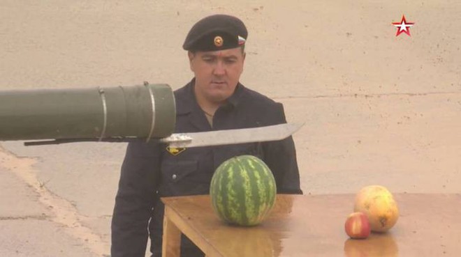 Xe tăng Nga biến thành máy gọt hoa quả khổng lồ, cắt chuyên nghiệp không kém đầu bếp nhà hàng - Ảnh 1.