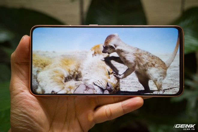 Mở hộp Galaxy A80 tại Việt Nam: Chiếc điện thoại Galaxy đánh dấu nhiều điểm mới lạ nhất của Samsung - Ảnh 4.