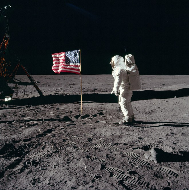 Tại sao ngày xưa chưa có Internet để tìm thông tin mà người ta vẫn tin việc người Mỹ đặt chân lên Mặt Trăng là giả? - Ảnh 1.