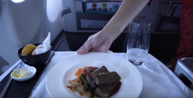 YouTuber đối mặt án tù vì đăng ảnh menu món ăn viết tay của hãng hàng không hàng đầu Indonesia - Ảnh 1.