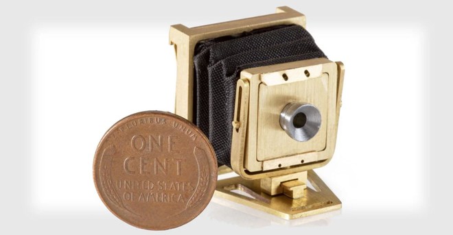 Đây là chiếc máy ảnh gấp hoạt động được nhỏ nhất Thế giới, không lớn hơn một đồng xu mấy - Ảnh 1.