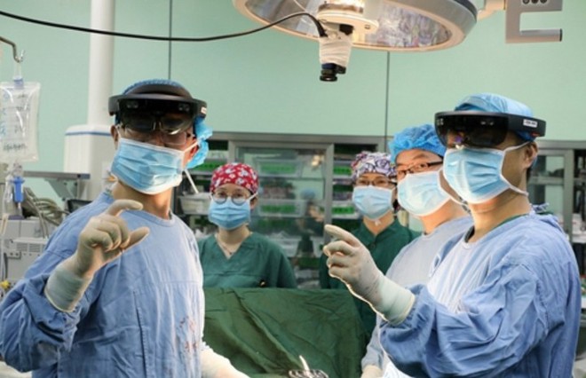 Lần đầu tiên một ca phẫu thuật chữa trị ung thư được điều khiển từ xa bằng mạng 5G tại Trung Quốc - Ảnh 1.