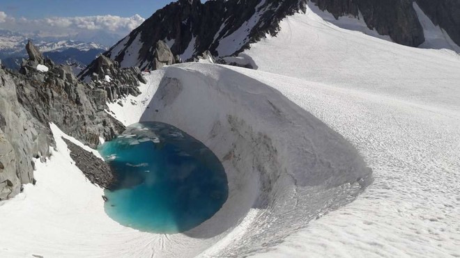 Phát hiện một hồ nước mới hình thành ở độ cao 3.400 mét trên dãy Alps, tình hình biến đổi khí hậu đang ngày càng trầm trọng - Ảnh 1.
