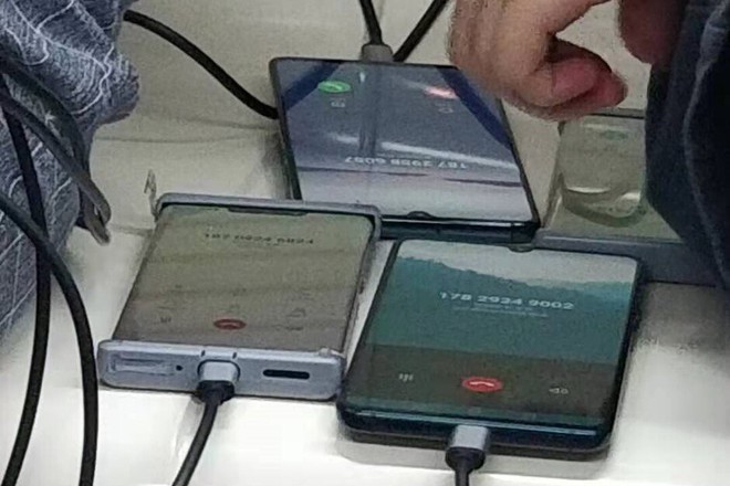 Huawei Mate 30 Pro lộ ảnh thực tế trên tàu điện ngầm - Ảnh 1.