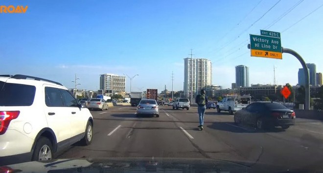 Thanh niên Mỹ “chơi liều” đi xe scooter giữa đường cao tốc, cánh tài xế được một phen hú hồn - Ảnh 1.