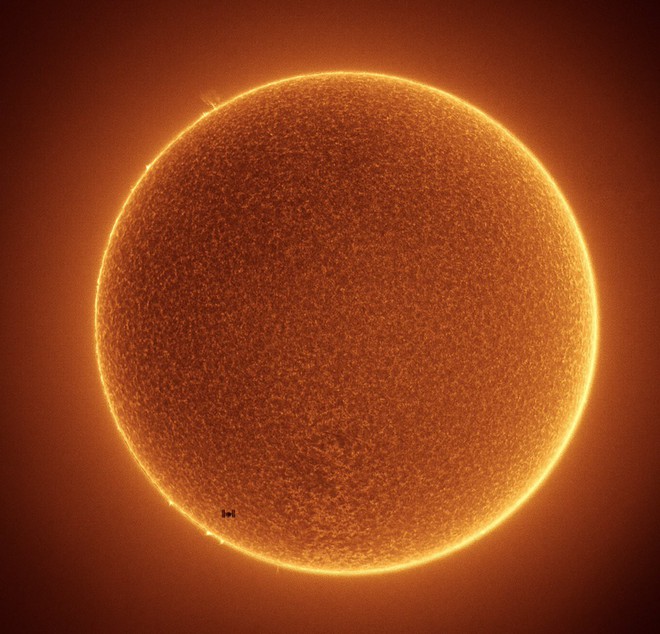 Ấn tượng với bức ảnh chụp trạm không gian ISS như chú ong tí hon trước hoa hướng dương Mặt trời khổng lồ - Ảnh 2.