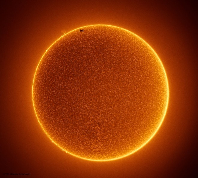 Ấn tượng với bức ảnh chụp trạm không gian ISS như chú ong tí hon trước hoa hướng dương Mặt trời khổng lồ - Ảnh 1.