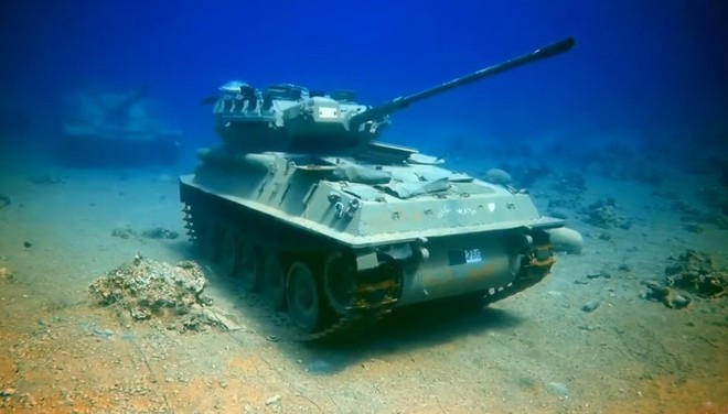 Đến thăm viện bảo tàng quân sự độc đáo nằm dưới biển có một không hai tại Jordan - Ảnh 3.