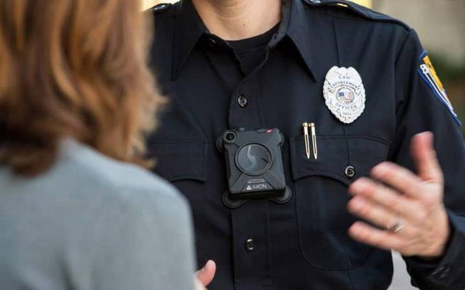 Nhà sản xuất camera gắn thân cho cảnh sát Mỹ dừng cung cấp công nghệ nhận dạng khuôn mặt vì lo cảnh sát sẽ bắt nhầm - Ảnh 1.