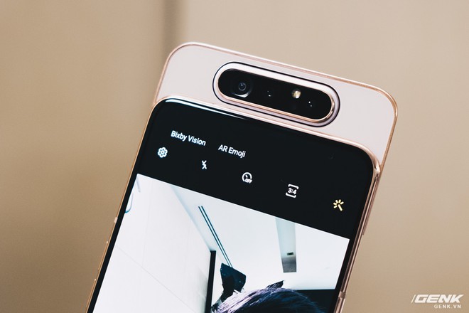 Smartphone camera xoay lật của Samsung mở bán tại Việt Nam từ tháng 8, giá 15 triệu đồng - Ảnh 1.