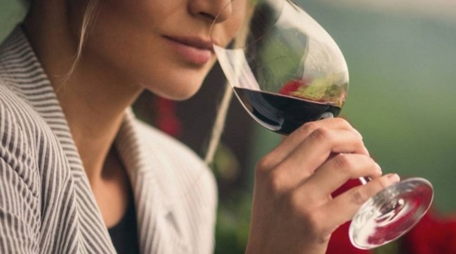 Nghiên cứu mới: Uống rượu vang đỏ giúp giảm stress và trầm cảm nhờ vào một hợp chất đặc biệt - Ảnh 1.