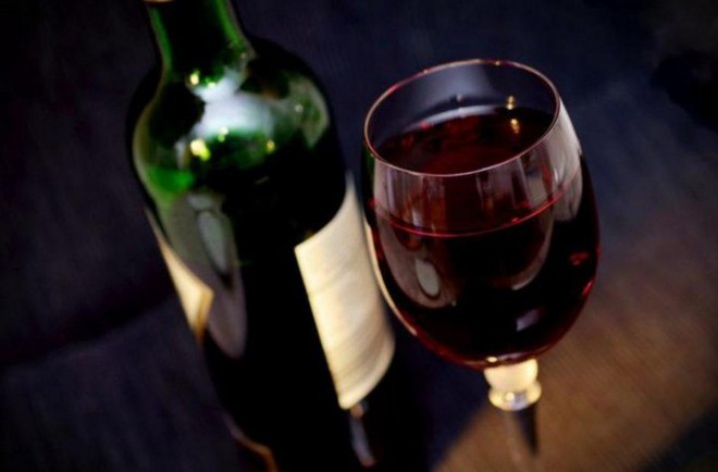 Nghiên cứu mới: Uống rượu vang đỏ giúp giảm stress và trầm cảm nhờ vào một hợp chất đặc biệt - Ảnh 2.