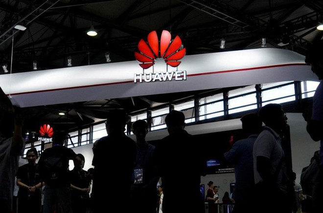 Mỹ trì hoãn cấp phép bán hàng trở lại cho Huawei sau khi Trung Quốc có động thái hoãn mua nông sản Mỹ - Ảnh 1.