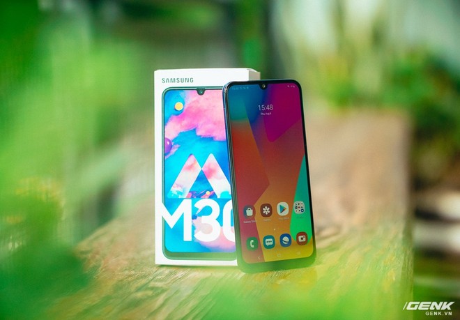 Trên tay Galaxy M30: Smartphone 5 triệu mà pin 5000mAh, màn hình sáng đẹp, sạc nhanh ngang ngửa flagship - Ảnh 1.