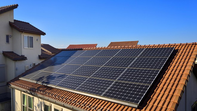 Điện mặt trời tiết kiệm cho gia đình bạn bao nhiêu trên hóa đơn tiền điện? - Ảnh 1.