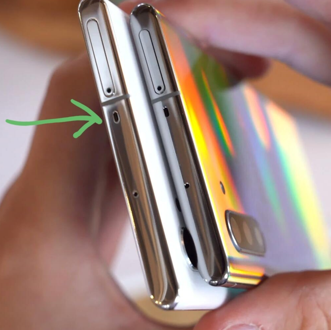 Đã có lời giải đáp về chiếc lỗ bí ẩn trên đỉnh Samsung Galaxy Note10 - Ảnh 1.