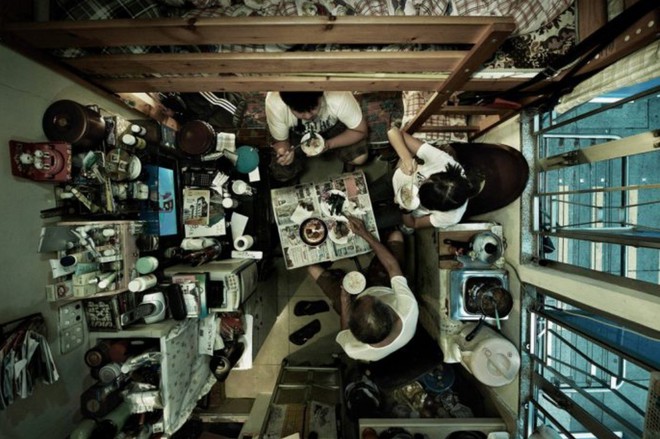 Bộ ảnh hiếm về những căn hộ siêu nhỏ ở Hong Kong, được ví như những cỗ quan tài - Ảnh 5.