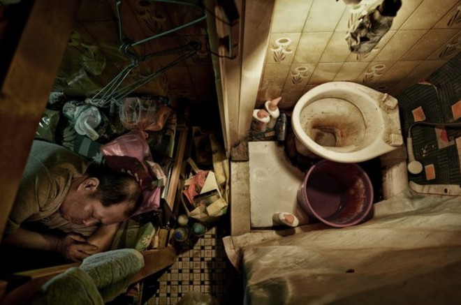 Bộ ảnh hiếm về những căn hộ siêu nhỏ ở Hong Kong, được ví như những cỗ quan tài - Ảnh 6.