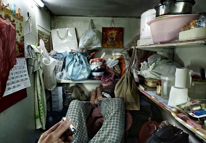 Bộ ảnh hiếm về những căn hộ siêu nhỏ ở Hong Kong, được ví như những cỗ quan tài - Ảnh 8.