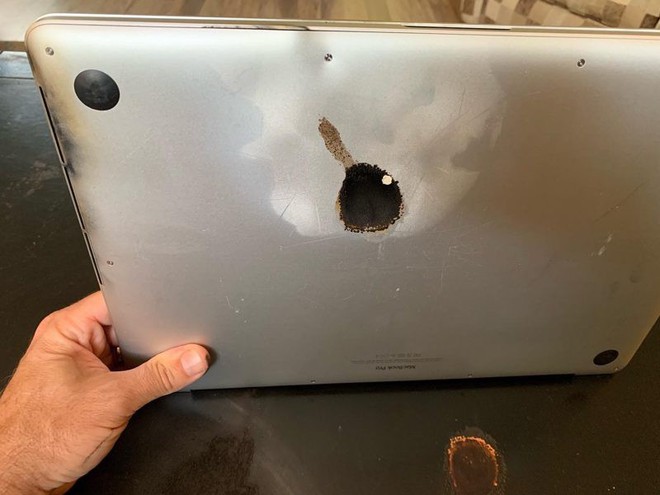MacBook Pro bị cấm mang lên máy bay do có nguy cơ phát nổ - Ảnh 2.