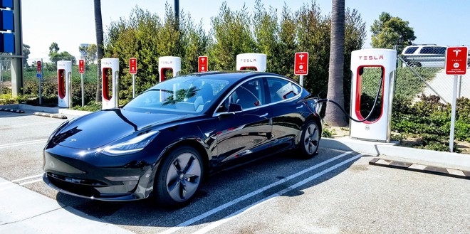 Tesla Model 3 tông vào xe đầu kéo khi đang dùng chế độ hỗ trợ lái, phát nổ hai lần liên tiếp - Ảnh 2.