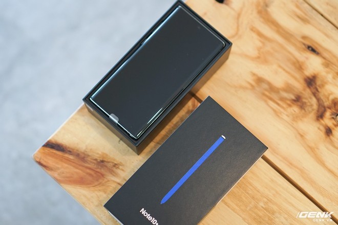 Mở hộp Galaxy Note10 màu Ánh Cực Quang xem có gì mới - Ảnh 2.