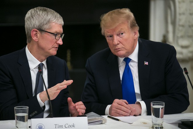 Tim Cook lo ngại Apple sẽ không đấu nổi với Samsung nếu bị áp mức thuế 10% - Ảnh 1.