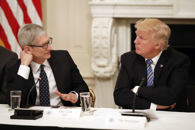 Sau bữa tối với ông Tim Cook, ông Trump thừa nhận mức thuế 10% là không công bằng với Apple - Ảnh 1.