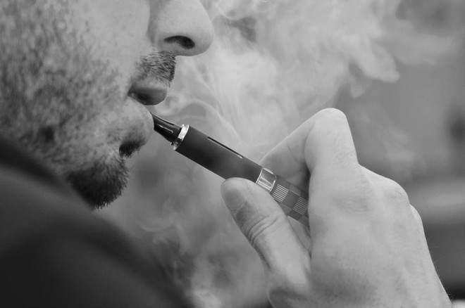 Mỹ: Phát hiện gần 100 ca bệnh phổi bí ẩn liên quan đến thuốc lá điện tử - Ảnh 1.