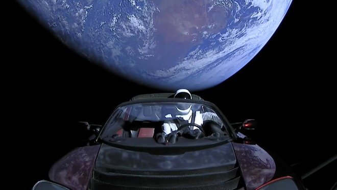 Chiếc Tesla Roadster mà SpaceX phóng lên vũ trụ năm ngoái vừa hoàn thành một vòng quanh...Mặt trời - Ảnh 1.