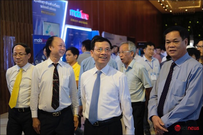Bộ trưởng Nguyễn Mạnh Hùng: Miền Trung hãy phát triển ICT dựa vào ý chí kiên cường và sự ham học của người dân - Ảnh 1.