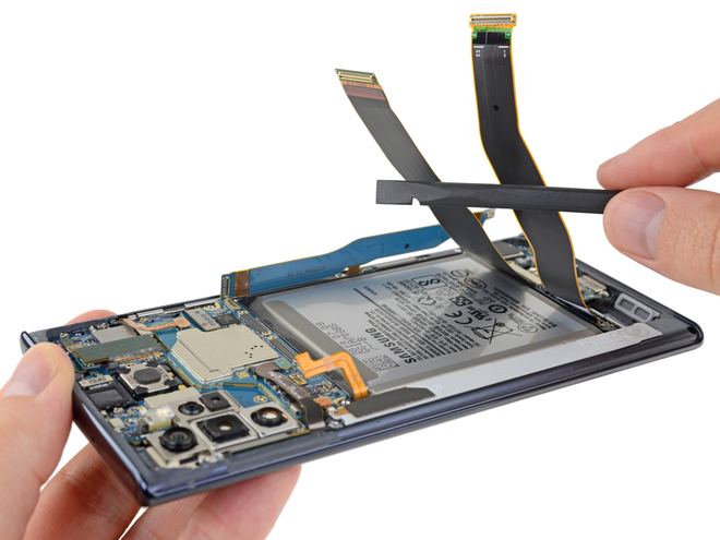 Mổ xẻ Galaxy Note 10 5G, thiết kế gọn gàng hơn nhưng cũng giống như đồ Apple, ngày càng khó sửa hơn - Ảnh 4.
