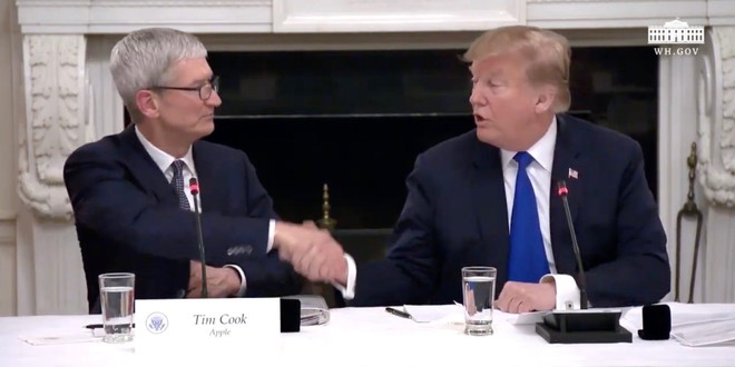 Trump khen Tim Cook là một lãnh đạo tuyệt vời vì thường xuyên gọi điện cho Tổng thống khi gặp vấn đề - Ảnh 1.