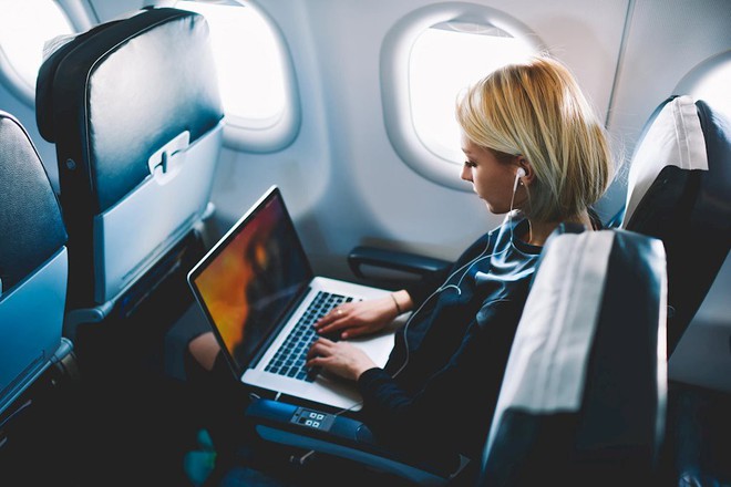 Thêm nhiều hãng hàng không quốc tế cấm MacBook Pro 15 inch lên máy bay - Ảnh 2.