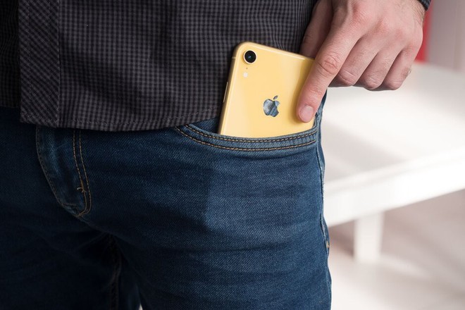iPhone và các mẫu Samsung Galaxy phát ra phóng xạ cao hơn mức cho phép, có nên để điện thoại trong túi quần? - Ảnh 1.