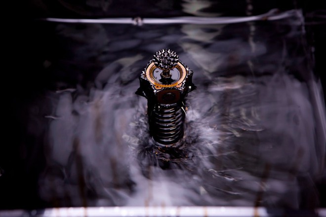 Bằng dung dịch từ tính do NASA sáng chế, chàng trai 18 tuổi tìm ra cách lọc vi nhựa khỏi nước - Ảnh 3.