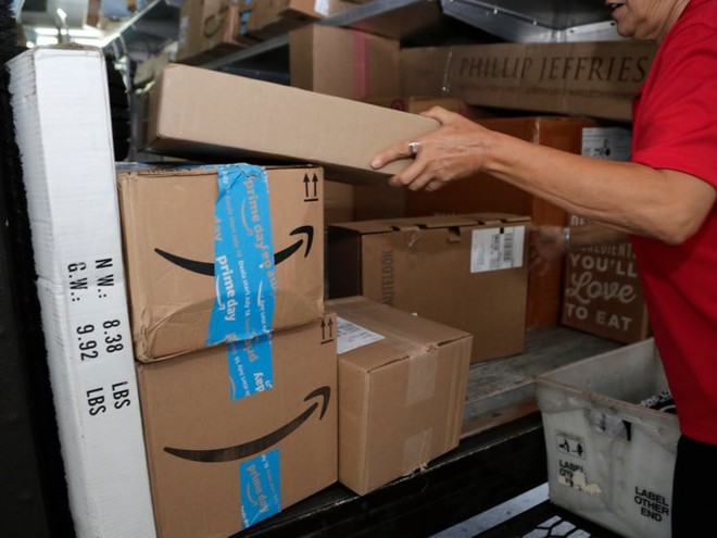 Amazon phải xin lỗi vì một nhân viên giao hàng đại tiện ngay trên khu vườn của khách hàng - Ảnh 1.