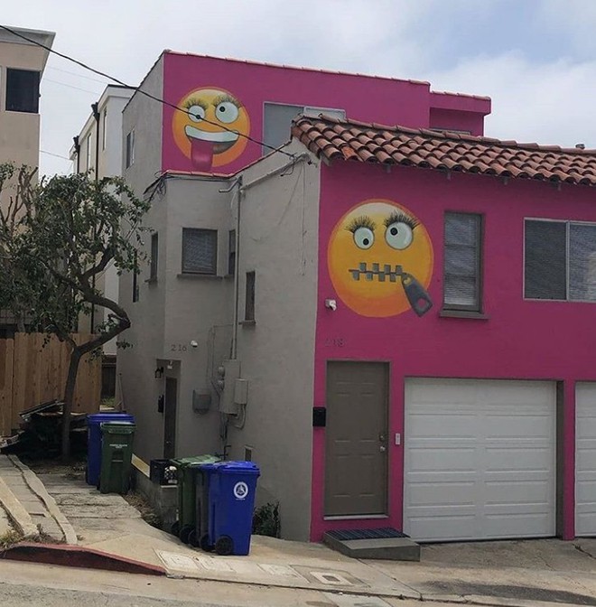 Vẽ emoji khổng lồ lên tường nhà, cô chủ bị hàng xóm tố là hành vi trả thù - Ảnh 1.