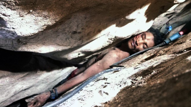 Campuchia: Giải cứu thành công người đàn ông mắc kẹt ở khe núi suốt 3 ngày - Ảnh 1.