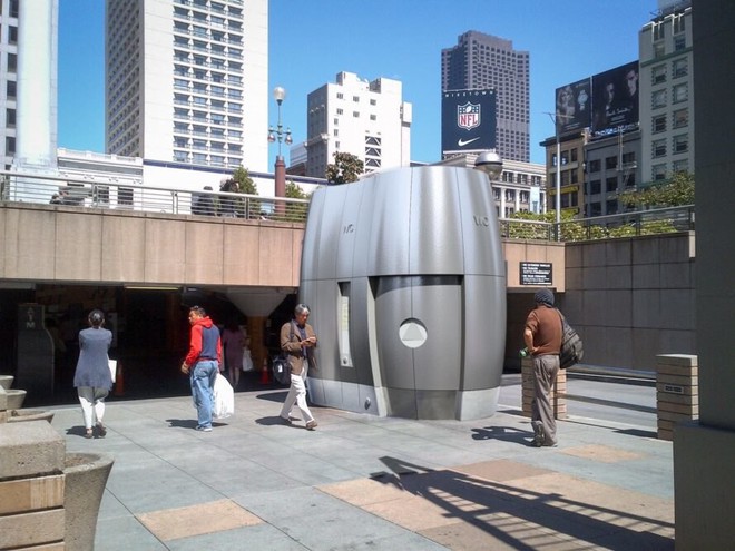 Bồn cầu công cộng công nghệ cao ở San Francisco có thể tái sử dụng nước mưa - Ảnh 1.