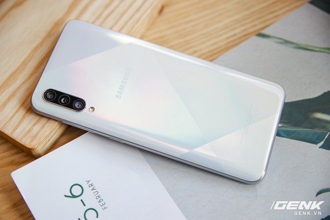 Cận cảnh Galaxy A50s: thiết kế độc đáo, vân tay dưới màn hình, 3 camera mà giá chỉ 7.8 triệu đồng - Ảnh 4.