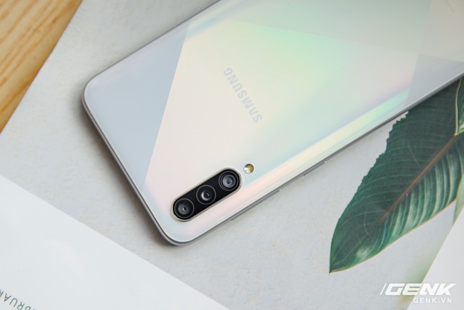 Cận cảnh Galaxy A50s: thiết kế độc đáo, vân tay dưới màn hình, 3 camera mà giá chỉ 7.8 triệu đồng - Ảnh 9.
