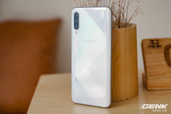 Cận cảnh Galaxy A50s: thiết kế độc đáo, vân tay dưới màn hình, 3 camera mà giá chỉ 7.8 triệu đồng - Ảnh 1.