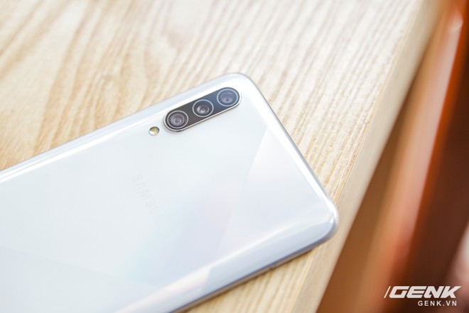 Cận cảnh Galaxy A50s: thiết kế độc đáo, vân tay dưới màn hình, 3 camera mà giá chỉ 7.8 triệu đồng - Ảnh 3.