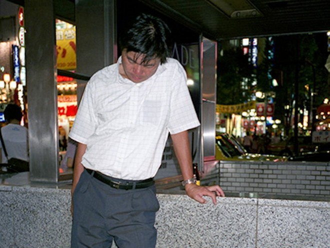 Chùm ảnh về các doanh nhân ngủ trên đường phố mô tả chân thực về văn hóa làm việc khắc nghiệt nhất thế giới của Nhật Bản - Ảnh 5.