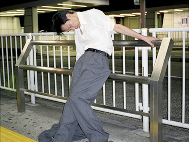 Chùm ảnh về các doanh nhân ngủ trên đường phố mô tả chân thực về văn hóa làm việc khắc nghiệt nhất thế giới của Nhật Bản - Ảnh 8.