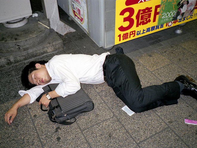 Chùm ảnh về các doanh nhân ngủ trên đường phố mô tả chân thực về văn hóa làm việc khắc nghiệt nhất thế giới của Nhật Bản - Ảnh 7.