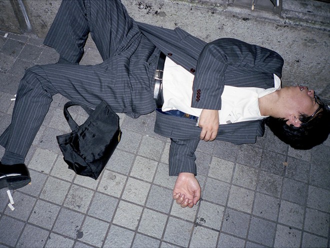 Chùm ảnh về các doanh nhân ngủ trên đường phố mô tả chân thực về văn hóa làm việc khắc nghiệt nhất thế giới của Nhật Bản - Ảnh 2.