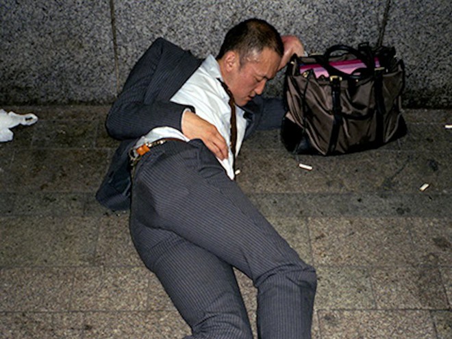 Chùm ảnh về các doanh nhân ngủ trên đường phố mô tả chân thực về văn hóa làm việc khắc nghiệt nhất thế giới của Nhật Bản - Ảnh 3.